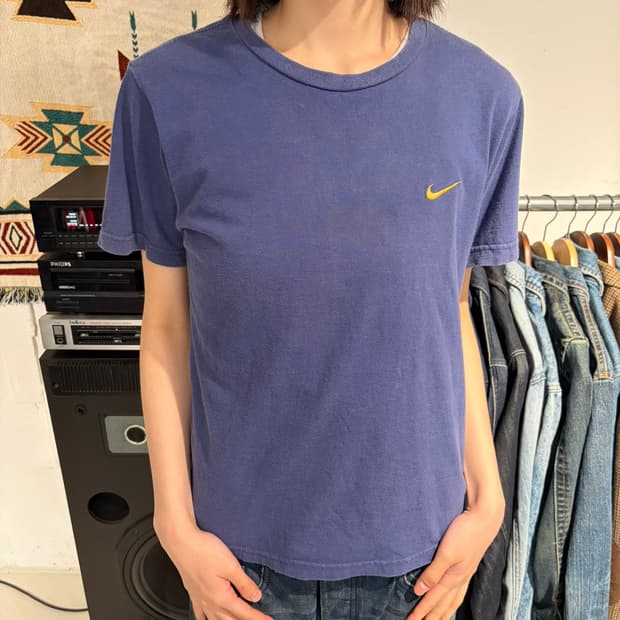 Nike 미니 스우시 자수 딥블루 반팔 티셔츠