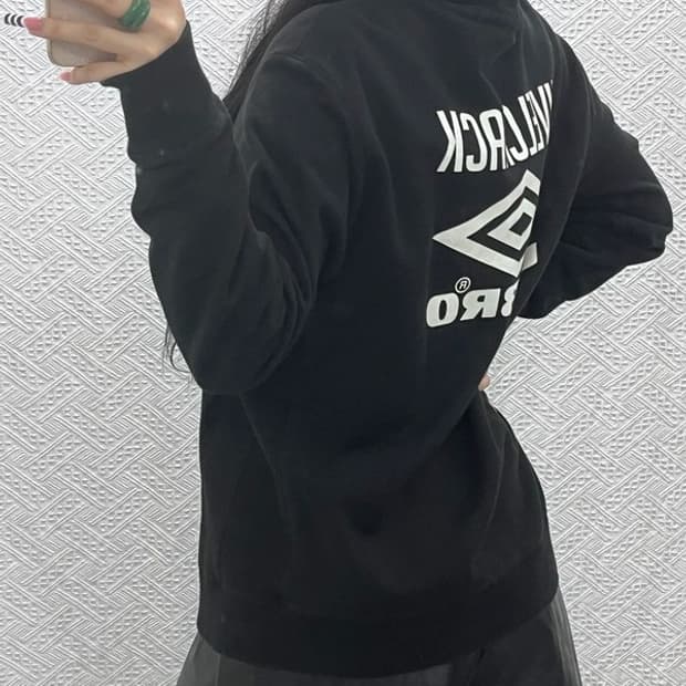 엄브로 X 니벨크랙 올드스쿨 스트릿 백로고 후드티 M C10419