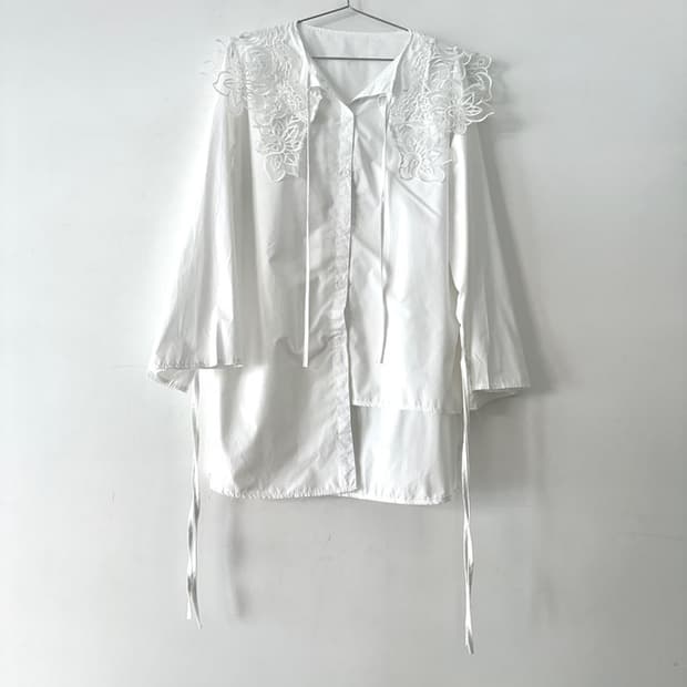 Bloom embroidery unbal blouse / white