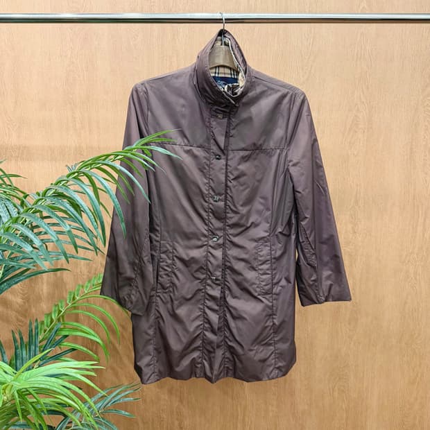 버버리 런던 경량 패딩 코트 로고 각인 버튼 디테일 레귤러핏 브라운