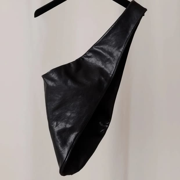 가브리엘라 콜 가먼츠 no.250 레더 크로스백 블랙