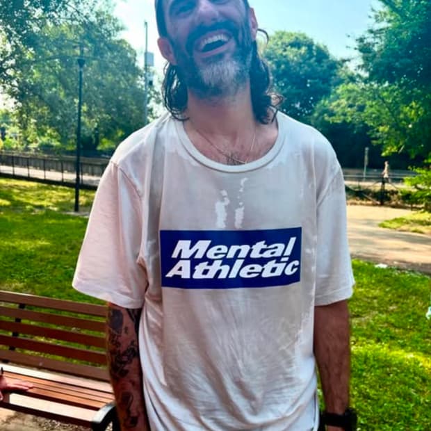 mental athletic 로고티 화이트