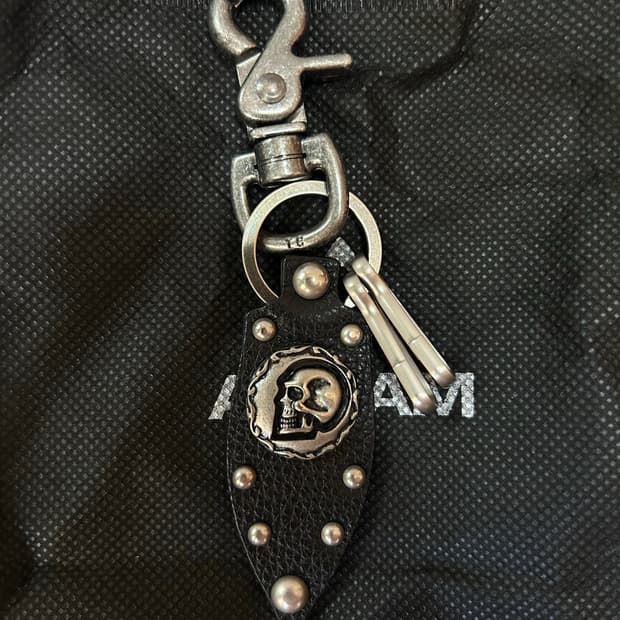 아캄 키링 skull studded leather keyring 