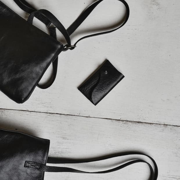 구해요) 모노프리베 Textured Leather Wallet 