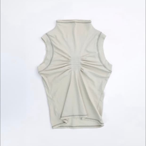 울리카상투스 핀턱 하이넥 탑 슬리브리스 S