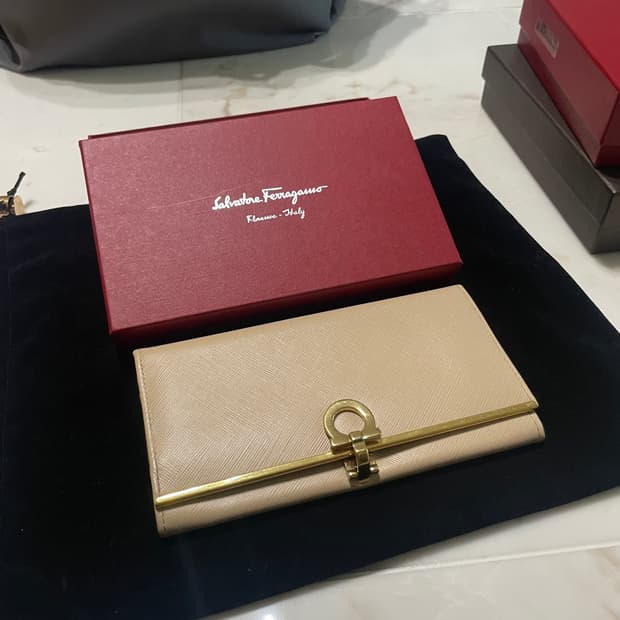 페라가모 간치니 장지갑 베이지