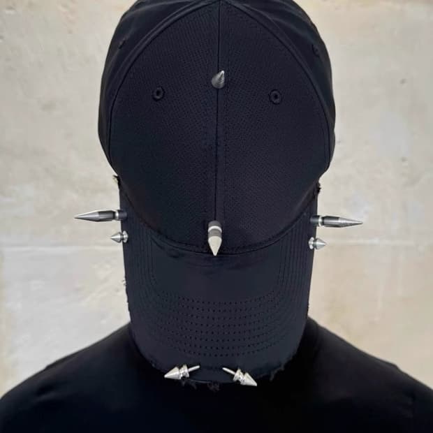 발렌시아가 25ss 퍼포레이티드 스파이크 마스크캡