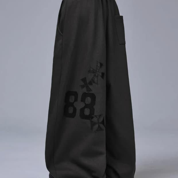 스켈리웩 88 크로스 백 패치 스웨트 팬츠 차콜