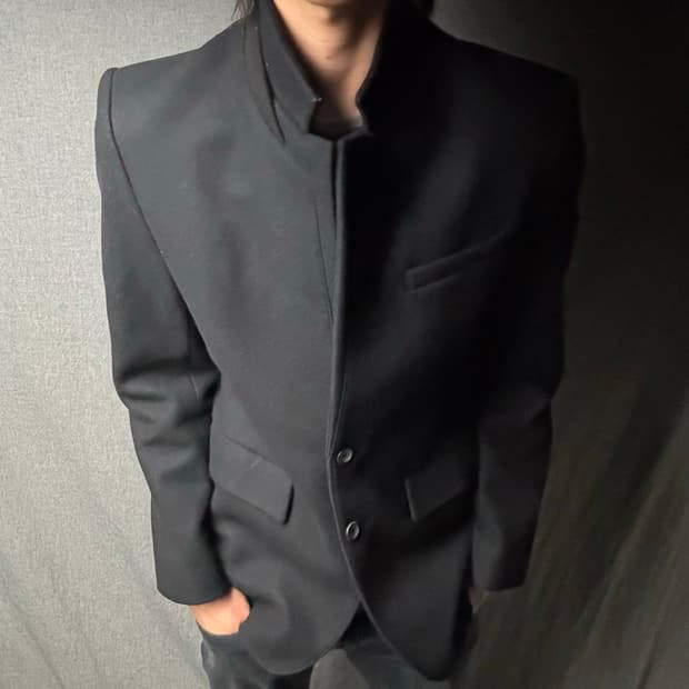 우영미 하이넥 스탠드 카라 블레이저 자켓