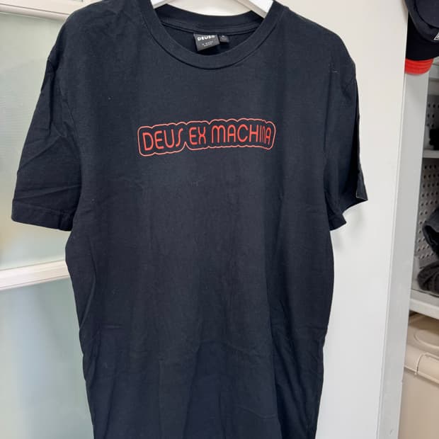 데우스 블랙 반팔 티셔츠