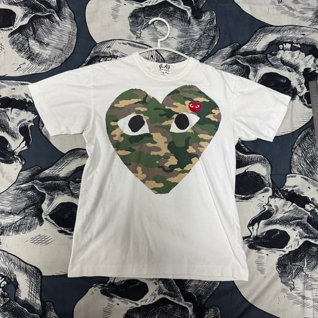 꼼데가르송 레드와펜 밀리터리 반팔 M사이즈