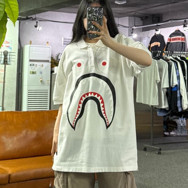 베이프 샤크 그래픽 화이트 카라 반팔 티셔츠 B4713