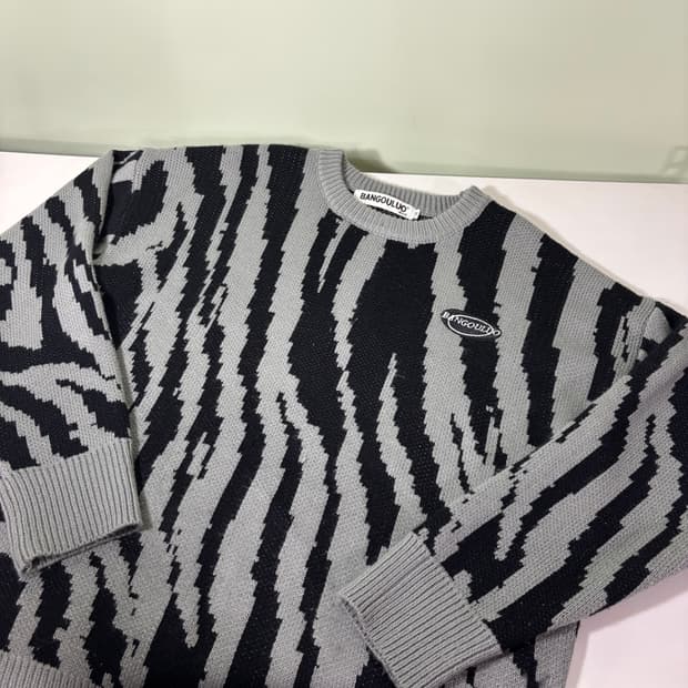 M BANGOULUO 검회 루즈오버핏 얼룩말패턴 라운드니트