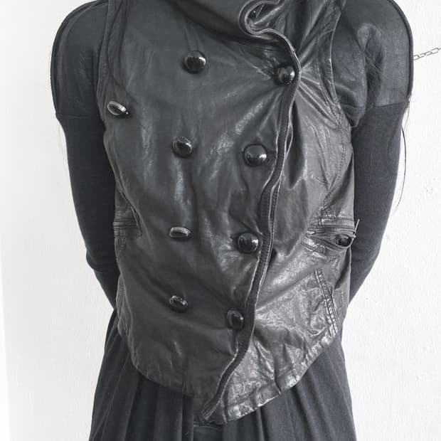 카렌 밀렌 아방가르드 하이넥 드레이프 나폴레옹 레더 베스트