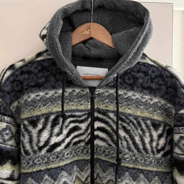 커스텀멜로우 에스닉 부클 후드 집업