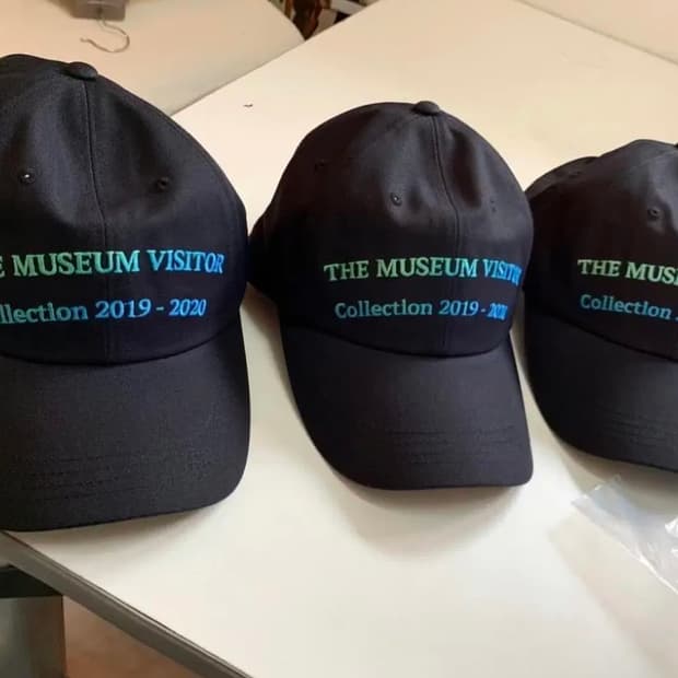 더뮤지엄비지터 볼캡 모자