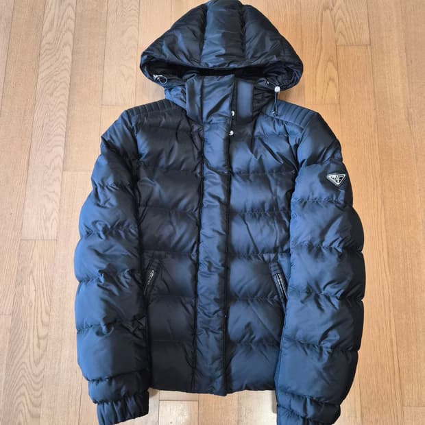 (정품) 프라다 삼각로고 후드 숏패딩 (명품 여성 점퍼 자켓)