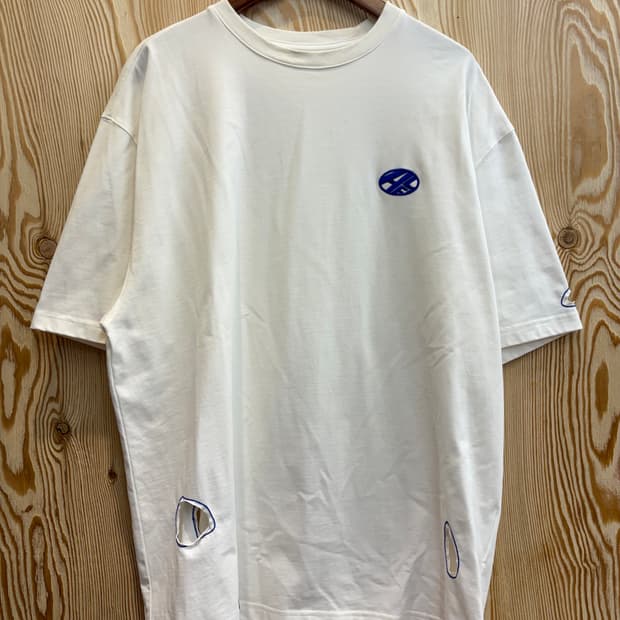 아더에러 디스토트 로고 스티치 홀 오버사이즈 티셔츠 