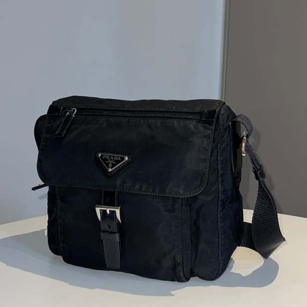프라다 나일론 원버클 크로스백