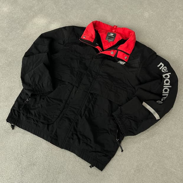 뉴발란스 블랙/레드 바람막이 자켓 m