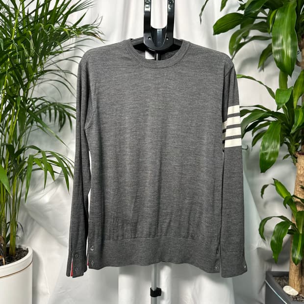 톰브라운 클래식 사선니트 메리노울
MKA002A-Y1014-038 새상품