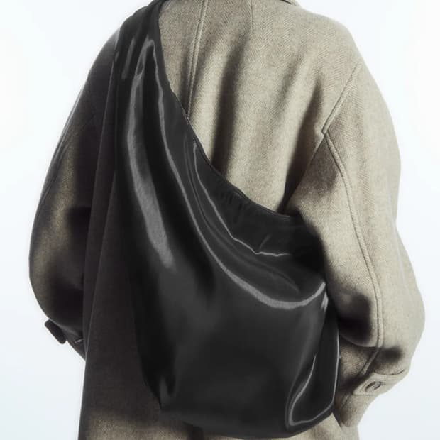 COS 하이샤인 숄더백