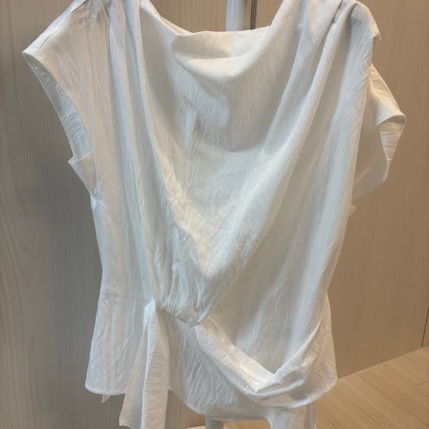 루에브르 26ss Asymmetric Draped Sleeveless T