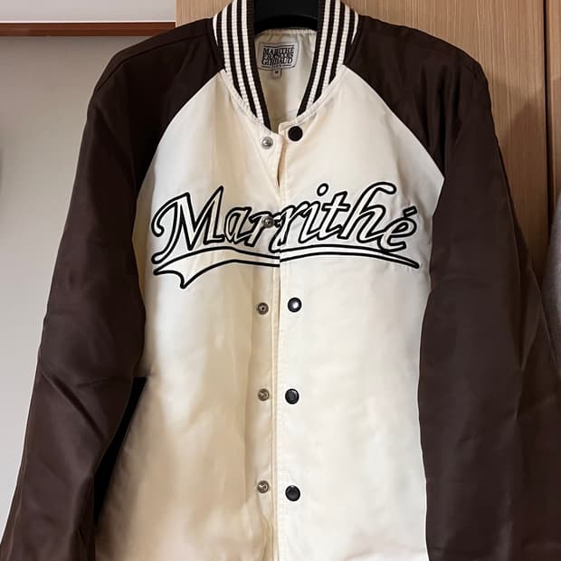 마리떼 GLOSSY BASEBALL JACKET ivory (Msize)