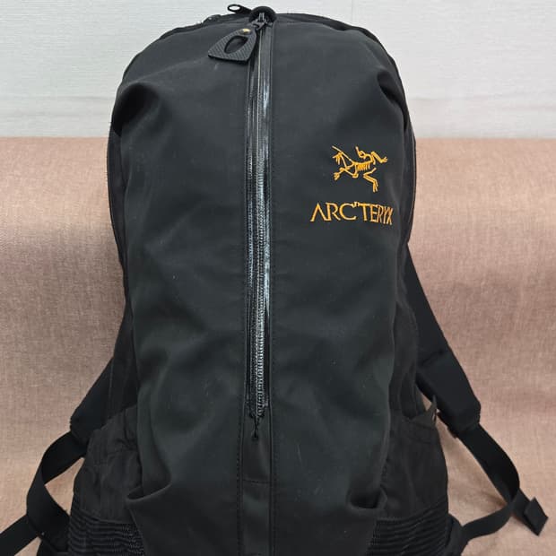 [정품] 아크테릭스 아로 22 백팩 (블랙/골드 로고) - 내피 하자 감