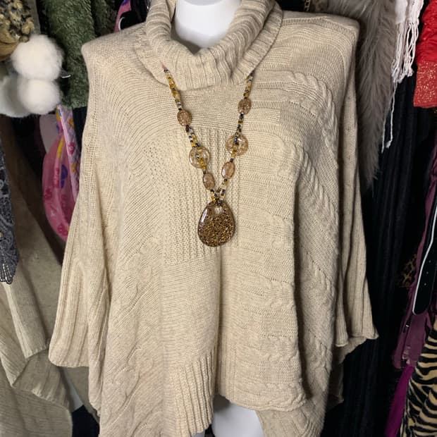 모리 라떼갸루 베이지 터틀넥 케이프 니트