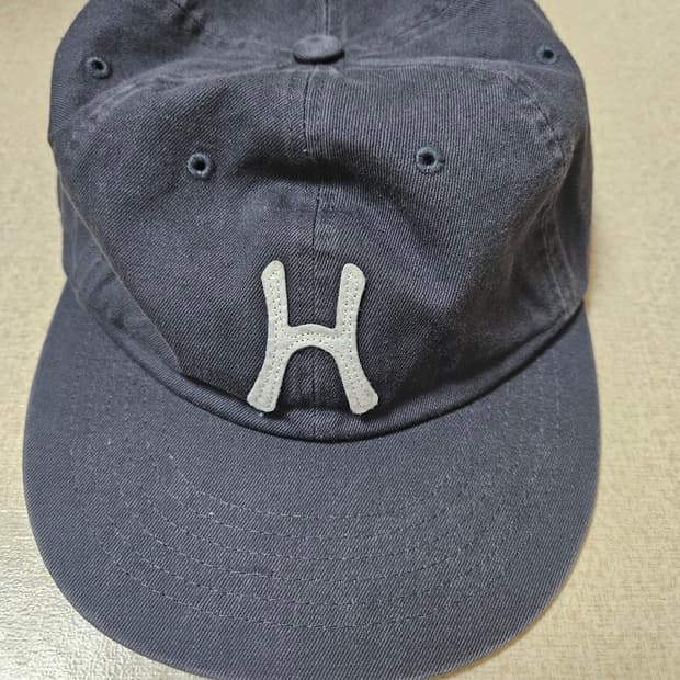 헬로선라이즈 h logo 6Panel Cap
차콜