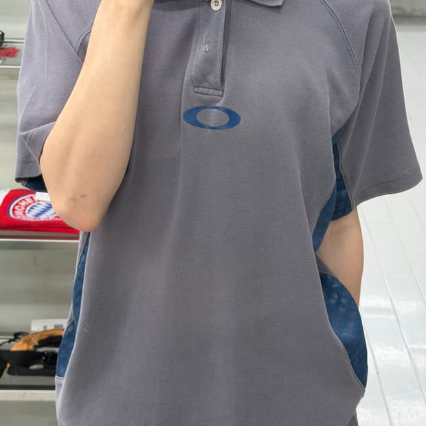 오클리 00s 배색 테크니컬 피케 셔츠 차콜 그레이