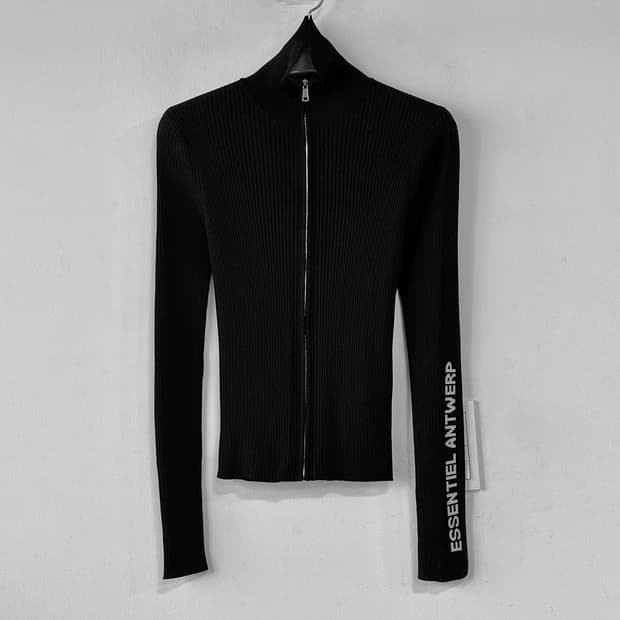 에센셜앤트워프 2024 로고 니트 집업 가디건