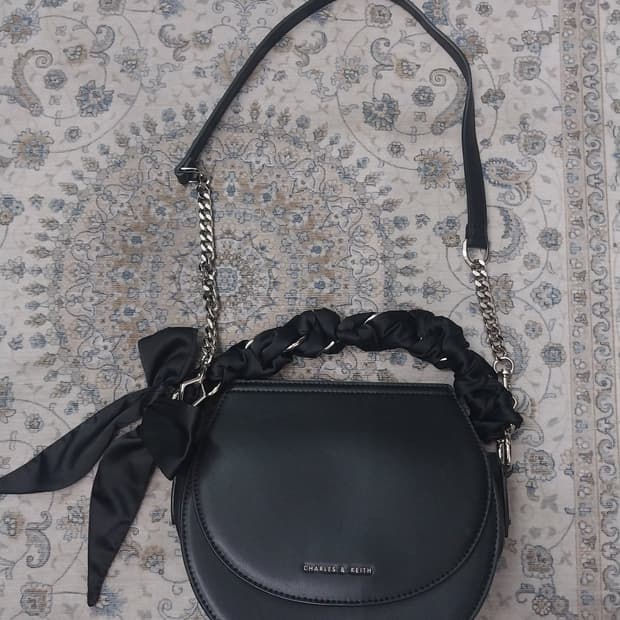 찰스앤키스 새틴 스카프 세미 서클백