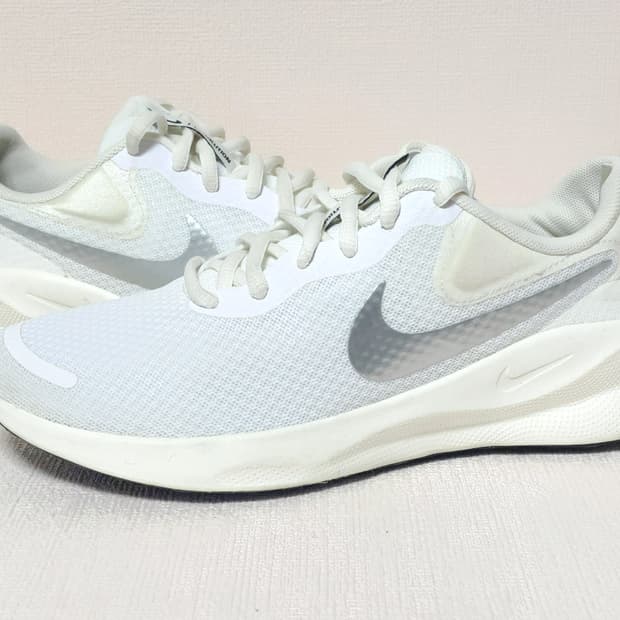 나이키 레볼루션 7 화이트 245mm 새상품