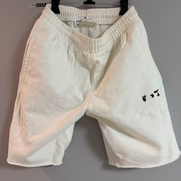오프화이트 코튼 반바지
