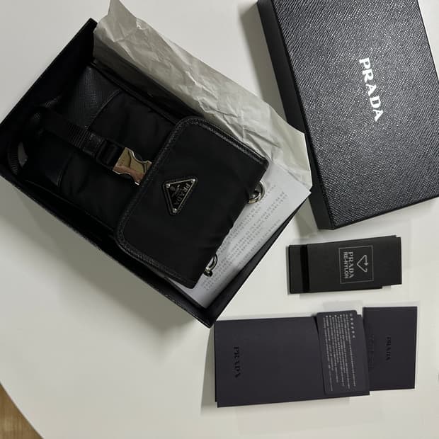 프라다 리나일론 앤 사파이노 레더 스마트폰 케이스 크로스백