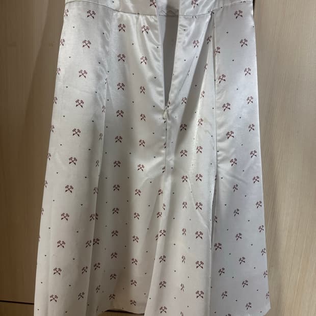 화이트 새틴 미디 스커트