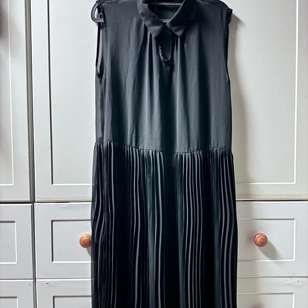 블랙 플리츠 민소매 원피스