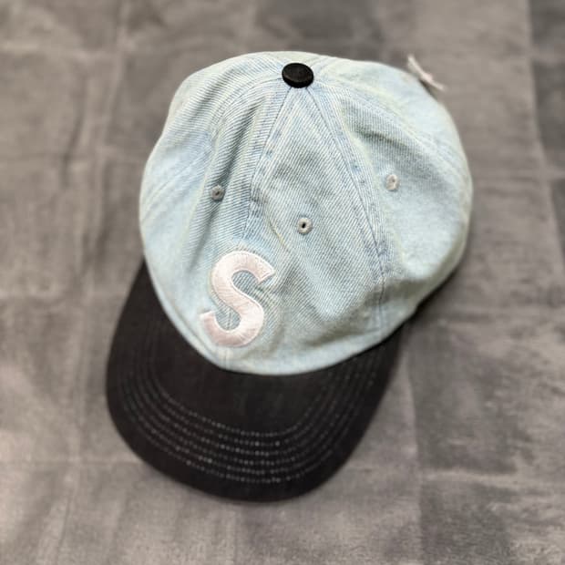슈프림 피그먼트 코티드 투톤 S 로고 6-패널 데님 - 25FW
