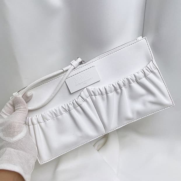 (정품/새상품) MM6 마르지엘라 여성 화이트 손목 스트랩 스퀘어 클러치