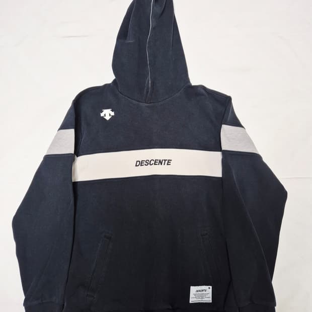 데상트 후드티 팝니다 