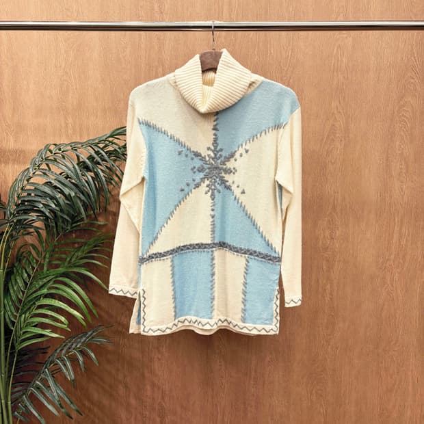 꾸레쥬 터틀넥 긴팔 니트 블루 눈꽃 노르딕 패턴 스티치 디테일 아이보리