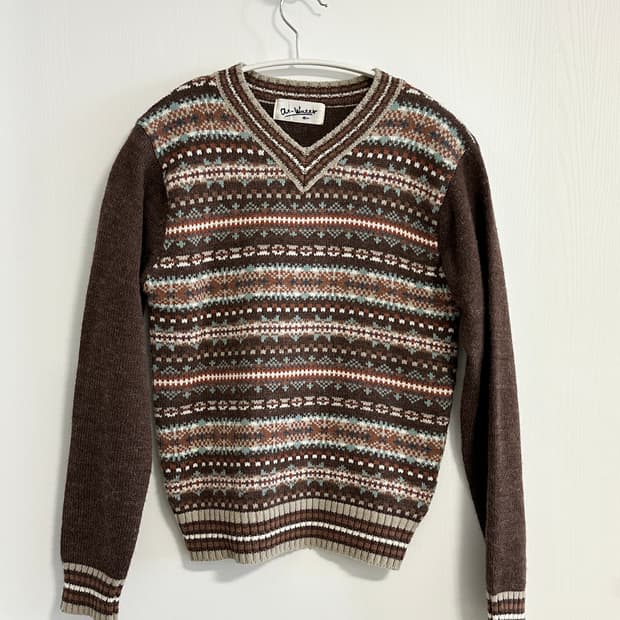 노르딕패턴 브이넥니트