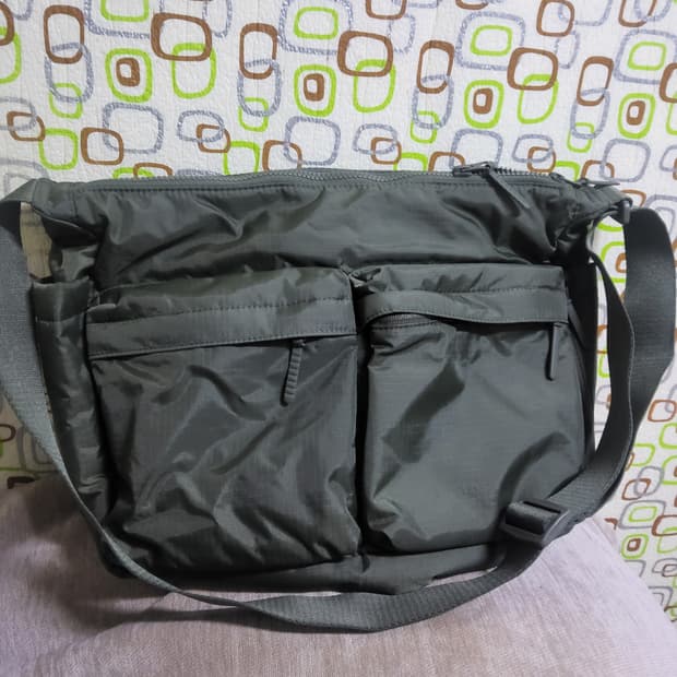 유니클로 멀티포켓 숄더백 올리브 