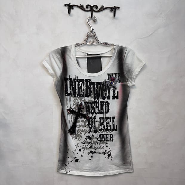 White punk lettering chain skull half t