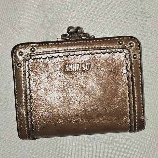 안나수이 골드펄 스터드 지갑