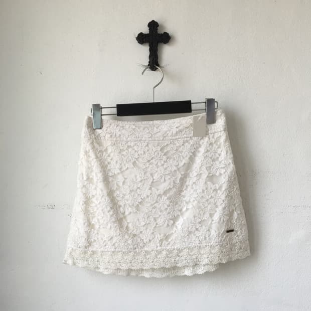 Lace mini skirt