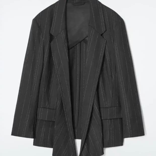 Cos 드레이프 핀스트라이프 블레이저 