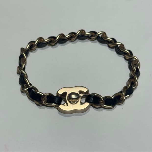 CHANEL 샤넬 가죽 체인 턴락 팔찌